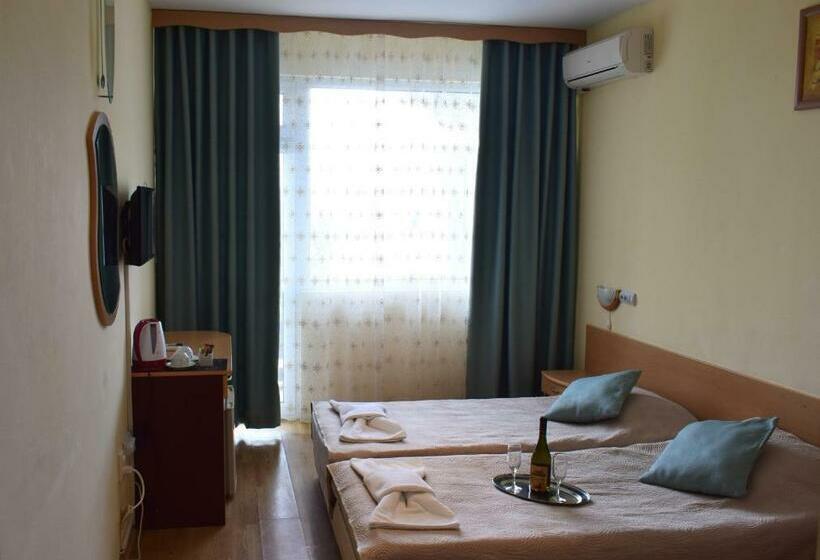 Ahilea Hotel   Free Pool Access