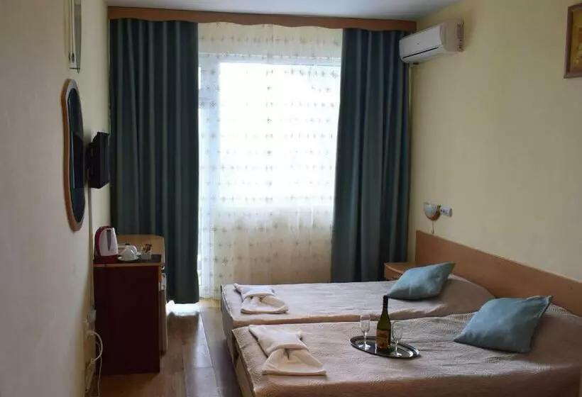 Ahilea Hotel   Free Pool Access