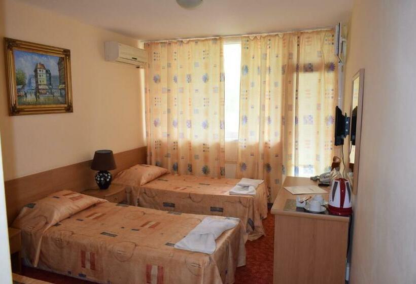 Ahilea Hotel   Free Pool Access