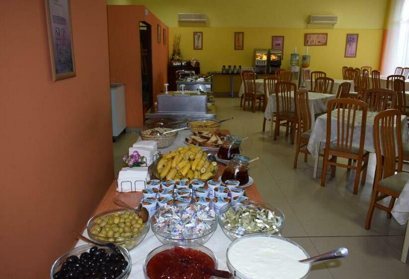 Ahilea Hotel   Free Pool Access