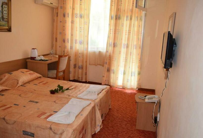 Ahilea Hotel   Free Pool Access