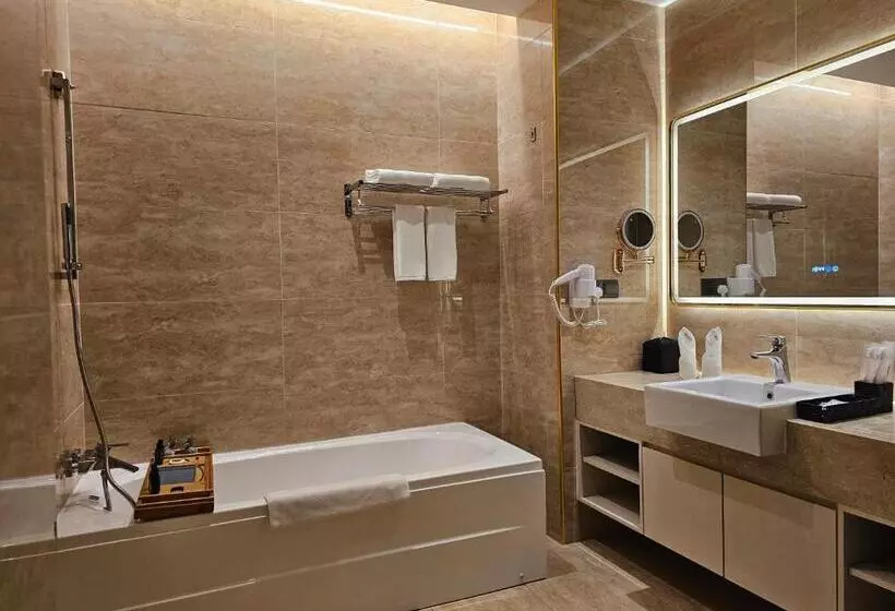 Hompton Hotel by The Beach