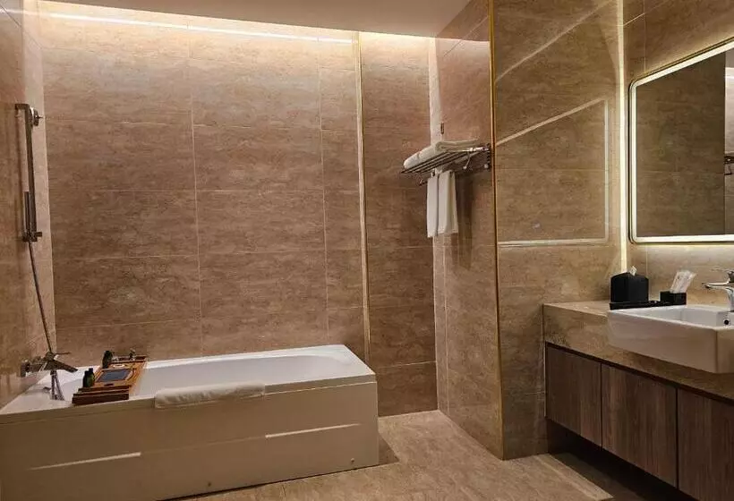 Hompton Hotel by The Beach