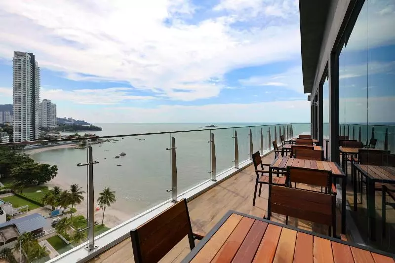 Hompton Hotel by The Beach