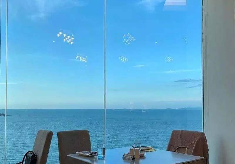 Hompton Hotel by The Beach