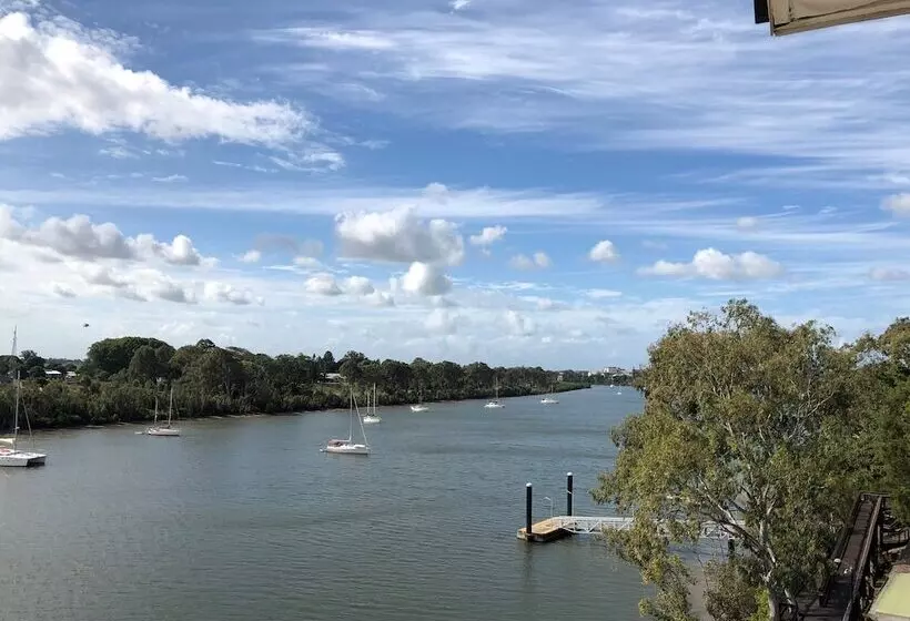 בית מלון כפרי Burnett Riverside