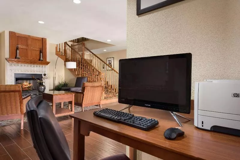 Отель Country Inn & Suites By Radisson, Topeka West, Ks