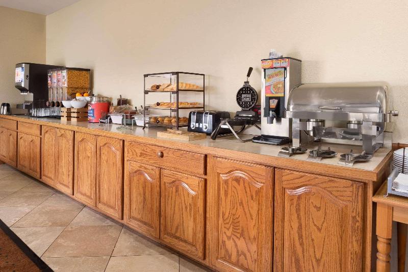 هتل Country Inn & Suites By Radisson, Topeka West, Ks