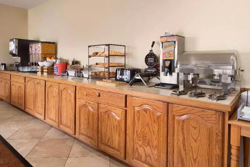 Отель Country Inn & Suites By Radisson, Topeka West, Ks