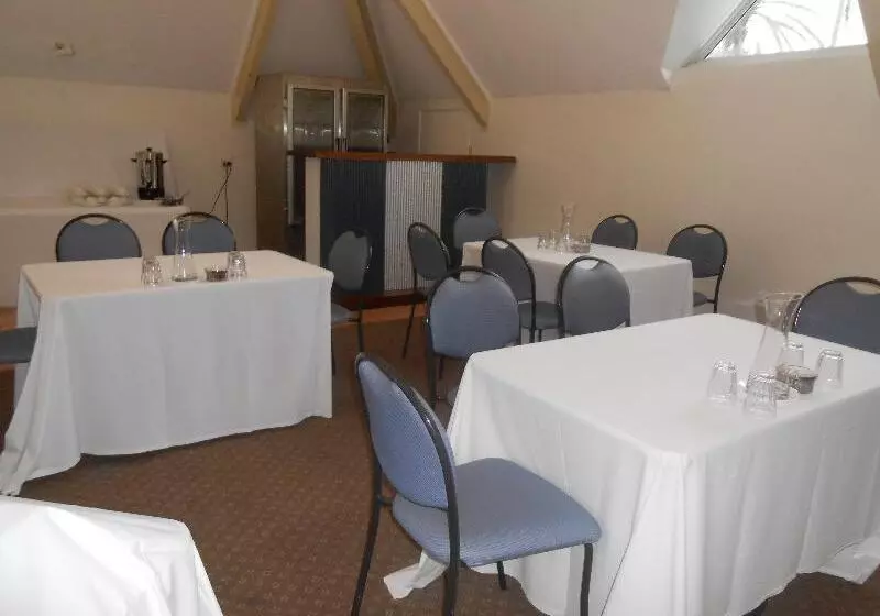 Отель Kellys Beach Resort