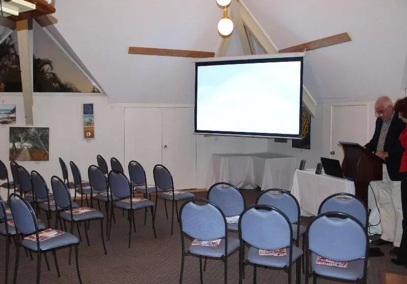 Отель Kellys Beach Resort