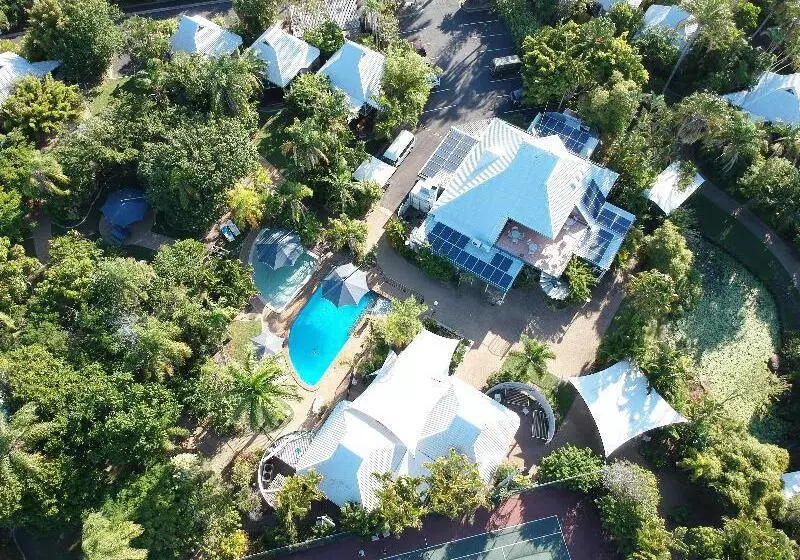 Отель Kellys Beach Resort