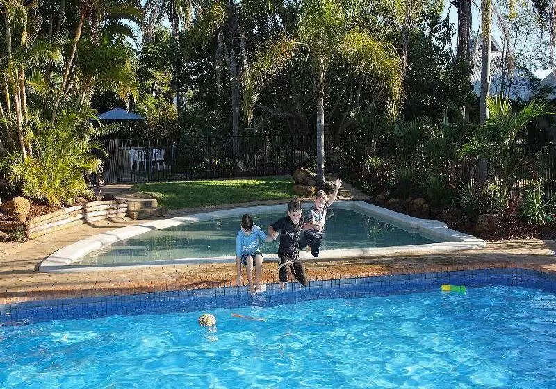 Отель Kellys Beach Resort