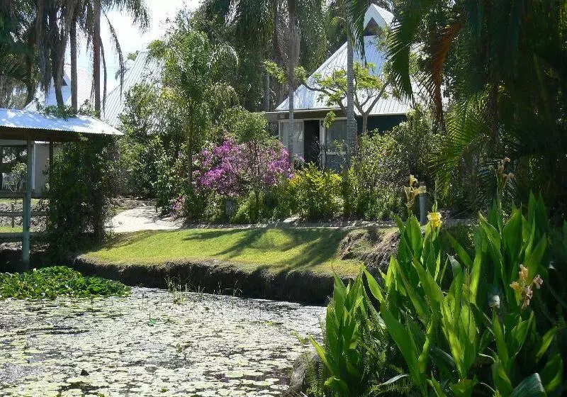 Отель Kellys Beach Resort