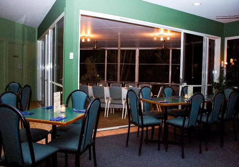 Отель Kellys Beach Resort