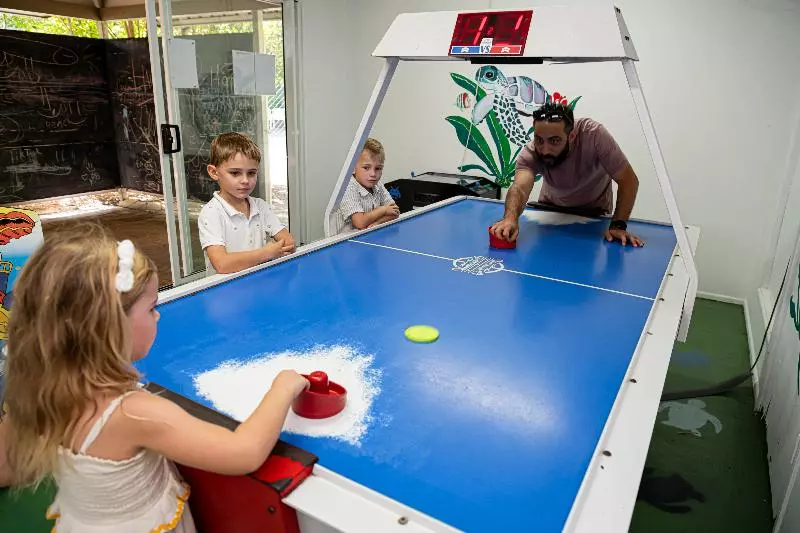 Отель Kellys Beach Resort