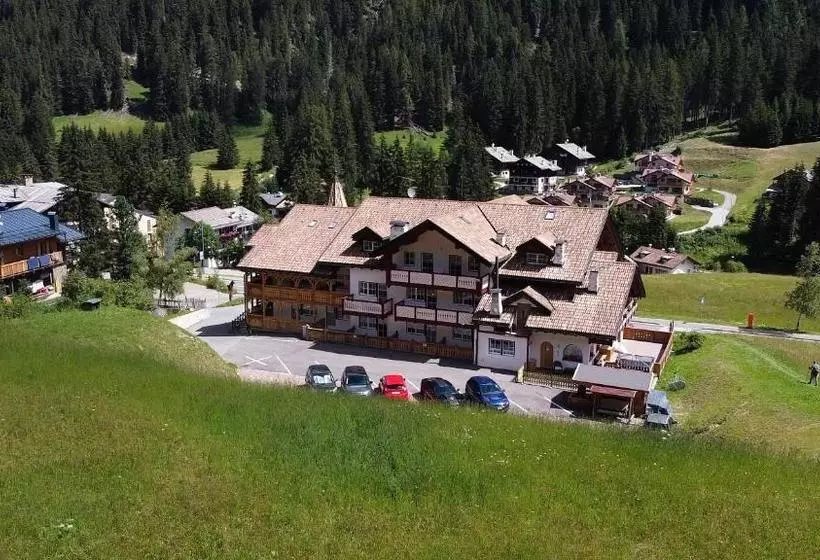 ホテル Albergo Conturina