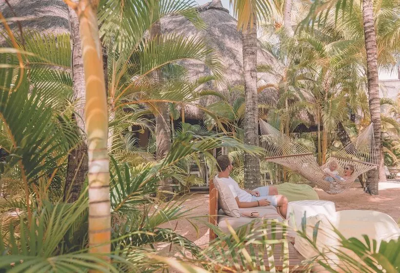 هتل Canonnier Beachcomber Golf Resort & Spa