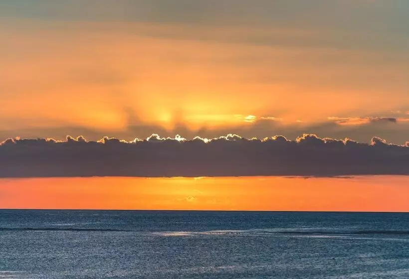 هتل Canonnier Beachcomber Golf Resort & Spa