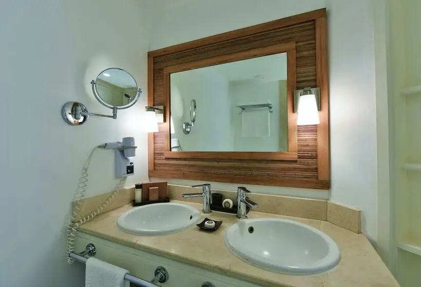 هتل Canonnier Beachcomber Golf Resort & Spa