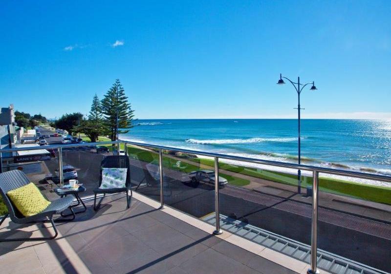 Отель Penguin Waterfront Escape