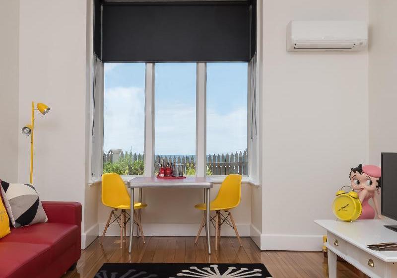 Отель Penguin Waterfront Escape