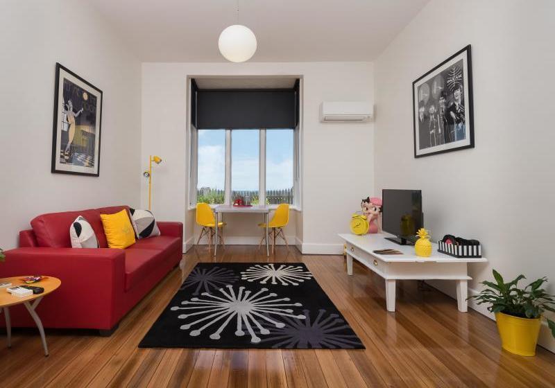 Отель Penguin Waterfront Escape