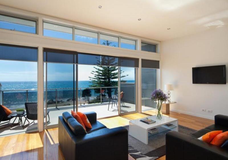 Отель Penguin Waterfront Escape