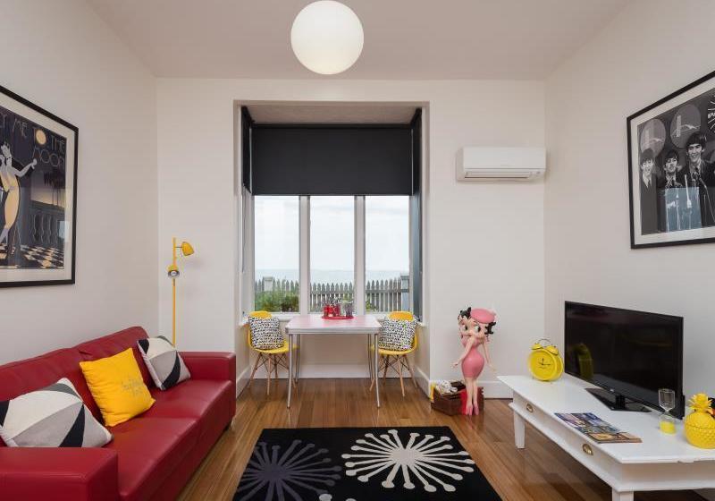 Отель Penguin Waterfront Escape