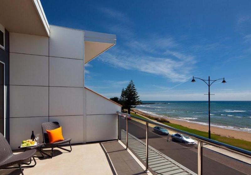 Отель Penguin Waterfront Escape