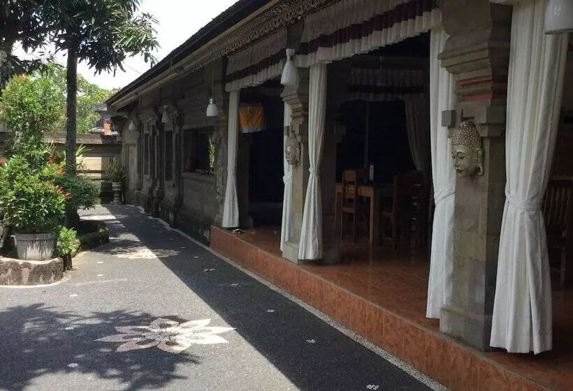 Hotelli Tukad White House