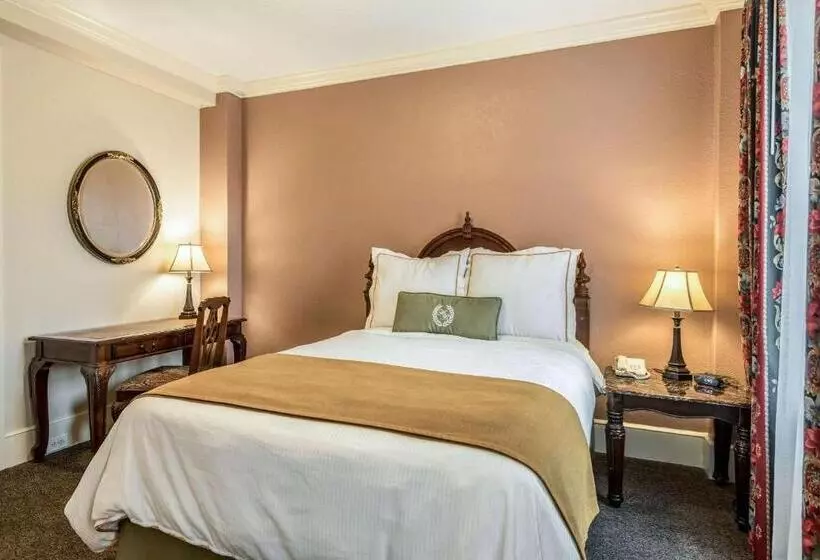 Bothwell Sedalia Central District, Ascend Hotel Collection