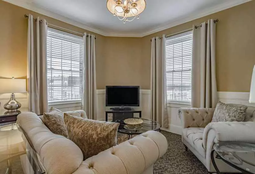 Bothwell Sedalia Central District, Ascend Hotel Collection