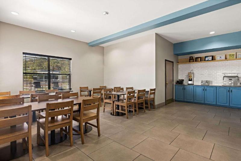 Отель Country Inn & Suites By Radisson, Hinesville, Ga