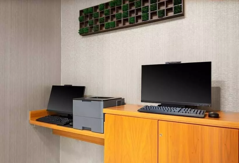 هتل Springhill Suites Kansas City Airport