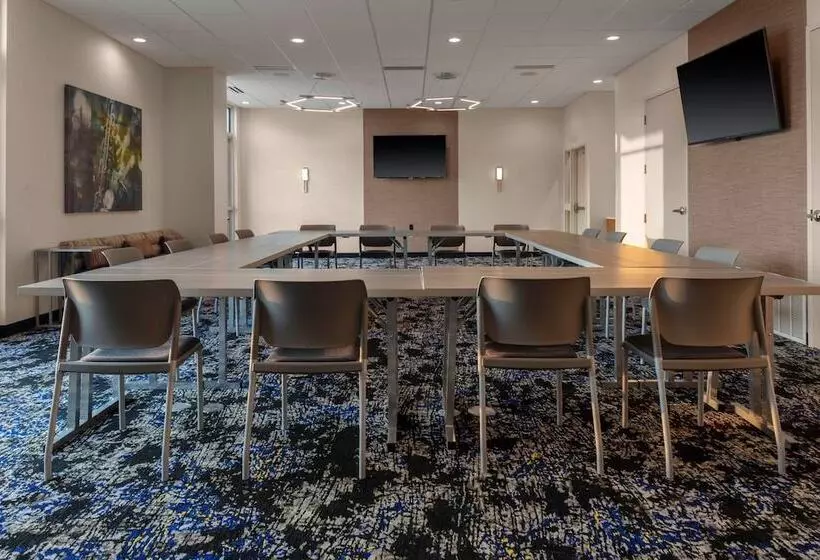هتل Springhill Suites Kansas City Airport