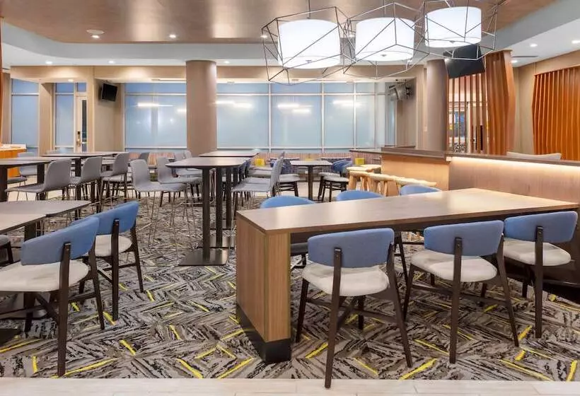 هتل Springhill Suites Kansas City Airport