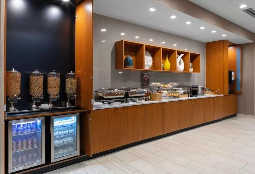 هتل Springhill Suites Kansas City Airport