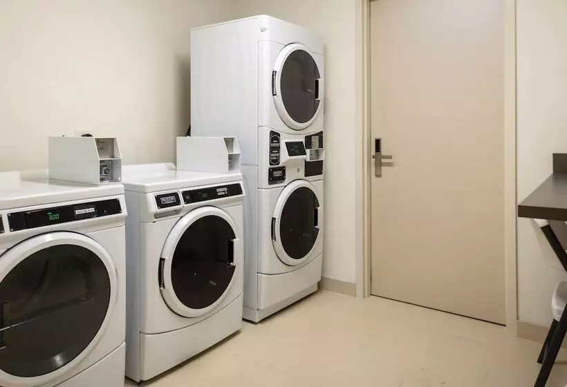 هتل Springhill Suites Kansas City Airport