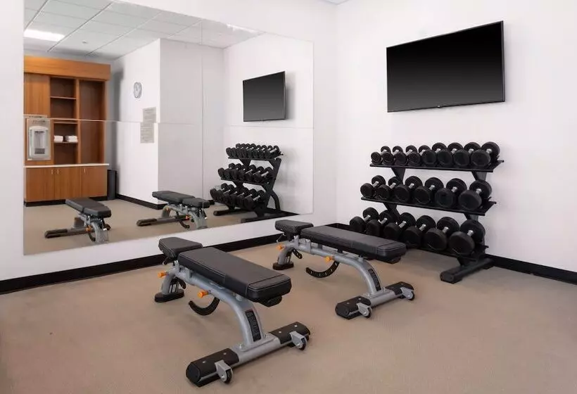 هتل Springhill Suites Kansas City Airport