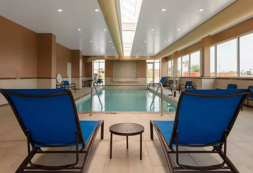 هتل Springhill Suites Kansas City Airport