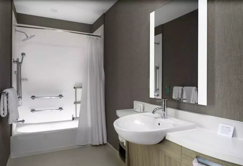هتل Springhill Suites Kansas City Airport