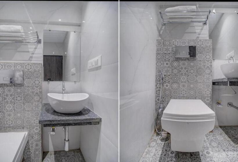 Capital O 75709 Hotel Spring Residency