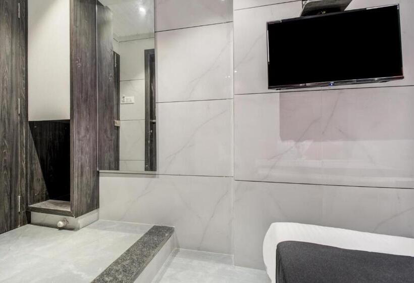 Capital O 75709 Hotel Spring Residency