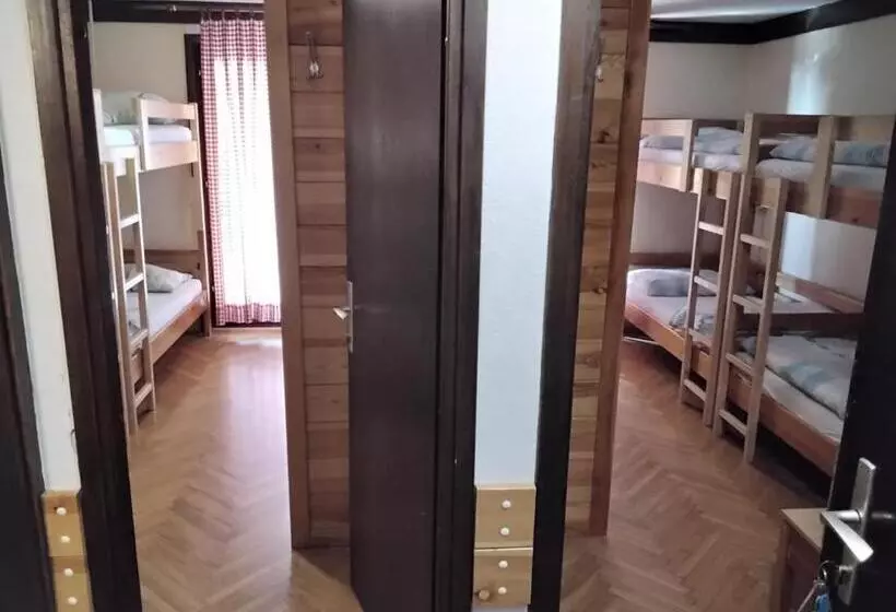 تختخواب و صبحانه Accommodation And Restaurant Tia