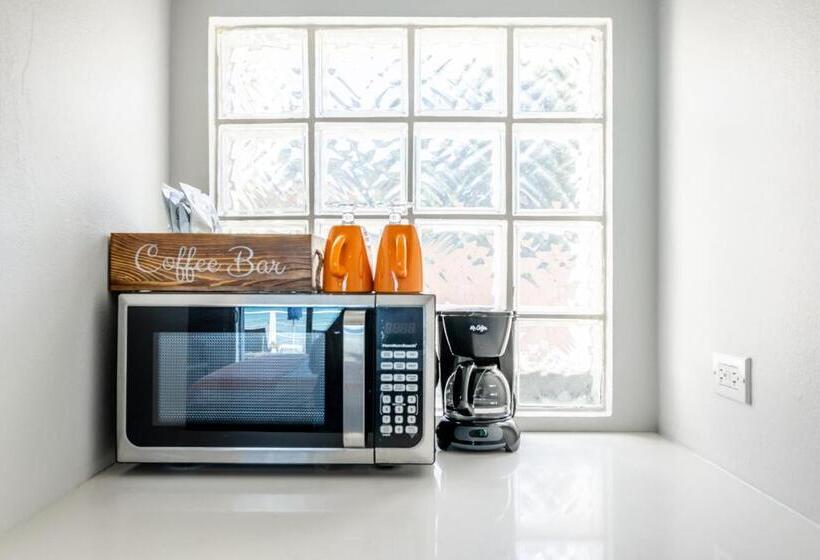 هتل Sebastian S On The Beach