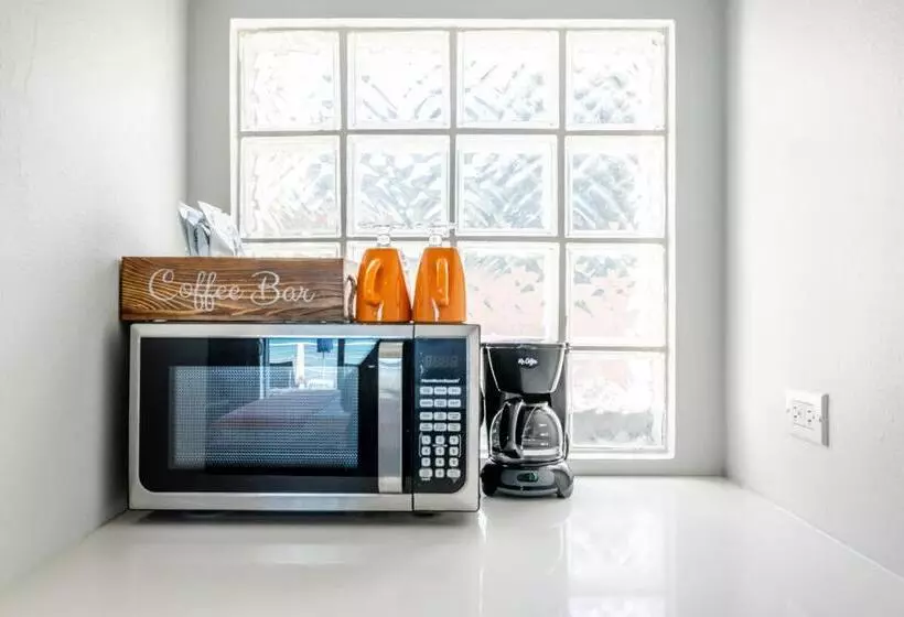 هتل Sebastian S On The Beach