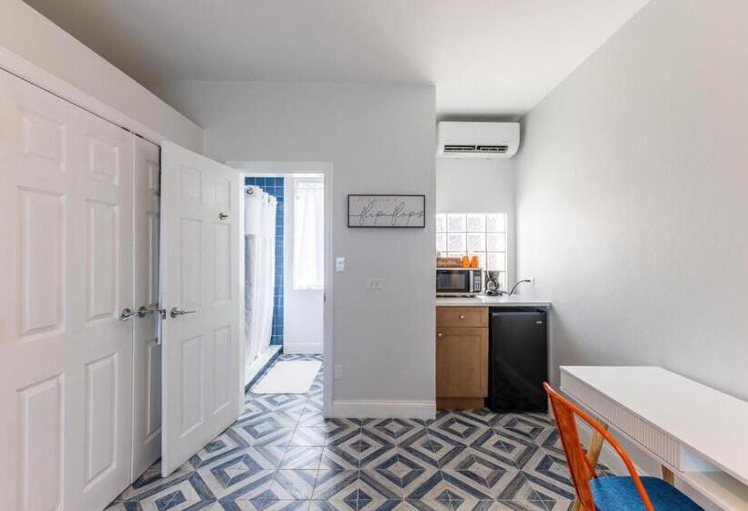 هتل Sebastian S On The Beach