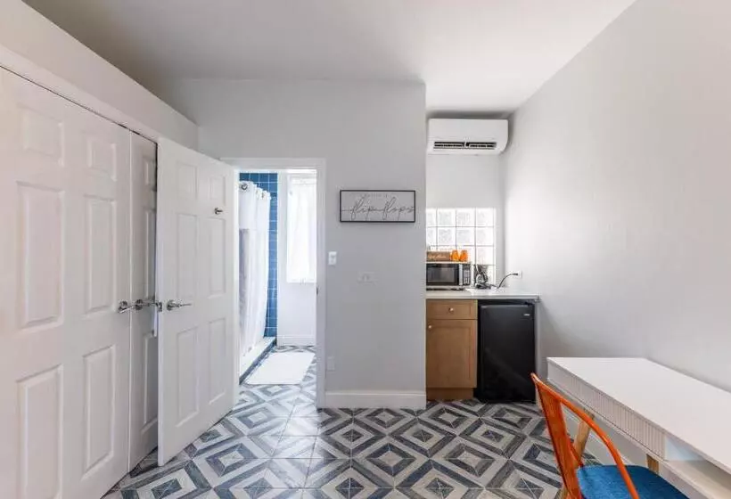 هتل Sebastian S On The Beach