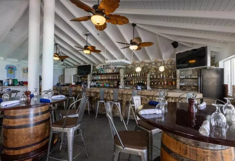 هتل Sebastian S On The Beach